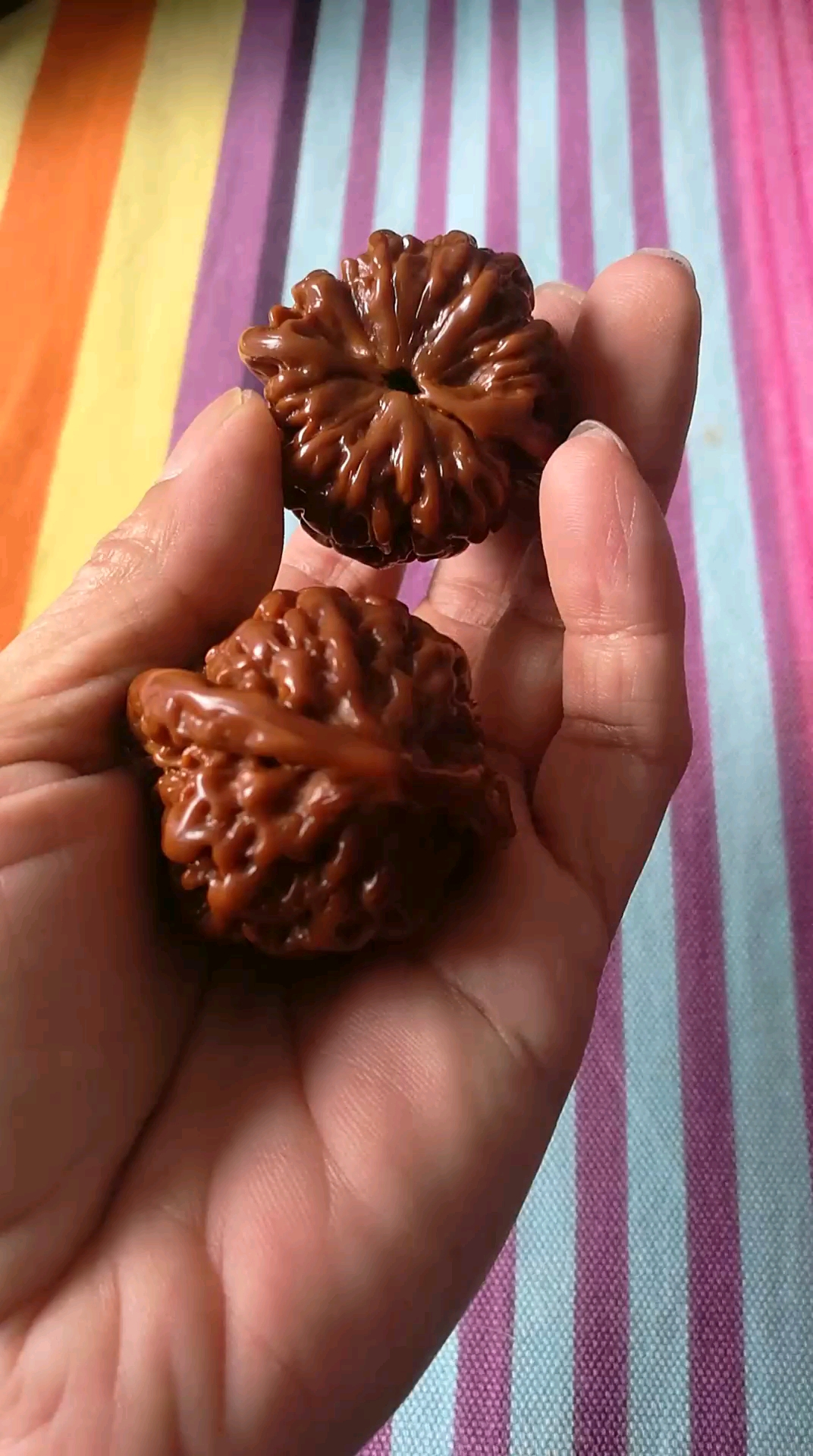 盘了四年的核桃,虽然型不那么完美,但它的包浆和质色自已还是满意的