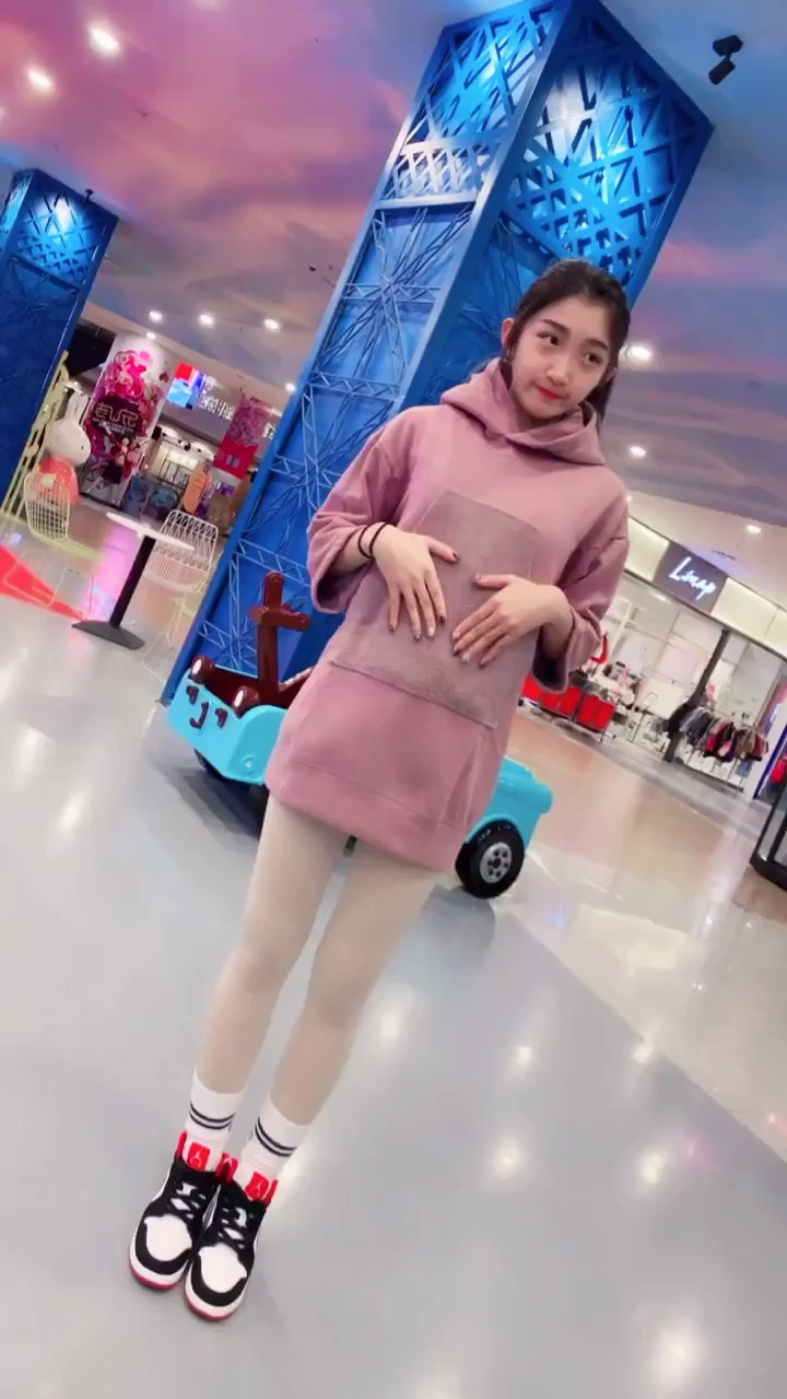 小姐姐光腿神器很吸晴