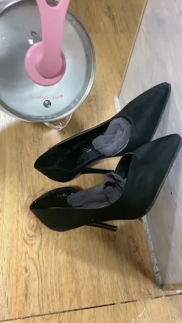 老婆往高跟鞋里倒开水,说的这样,能看起来显腿长!