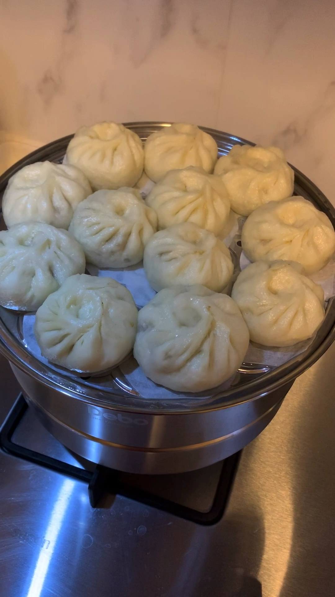 美食#美食:香喷喷热乎乎的大包子要出锅喽,好吃不上火!