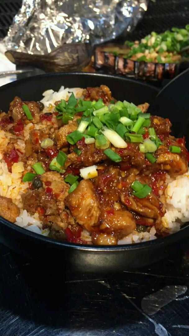 舌尖上的旅行#看着就有食欲!辣子鸡拌饭喜欢吗?