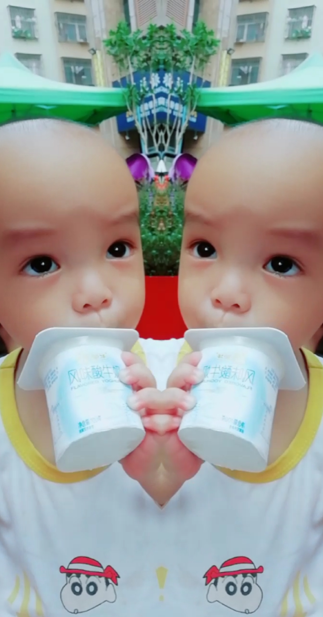 好可爱的双胞胎,长得一模一样,连喝个奶的动作表情都一模一样的