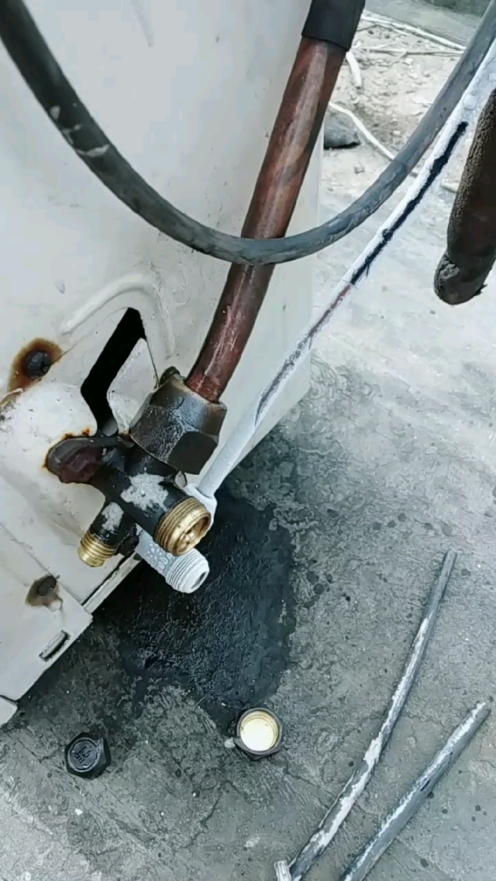 空调缺氟加了一点管子变白了