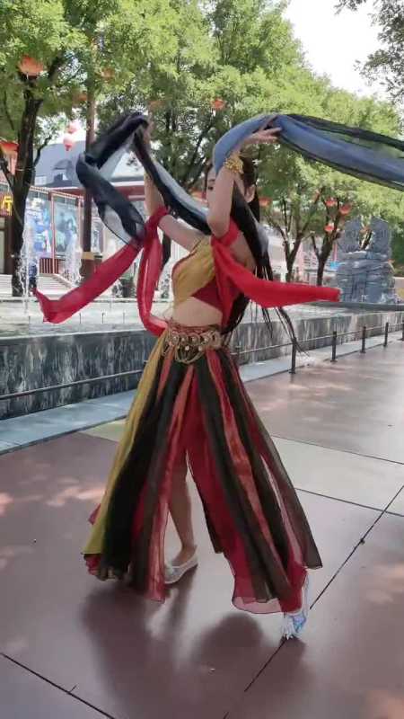 古筝小姐姐千艺大唐不夜城舞动一曲,好似仙女下凡来太美了