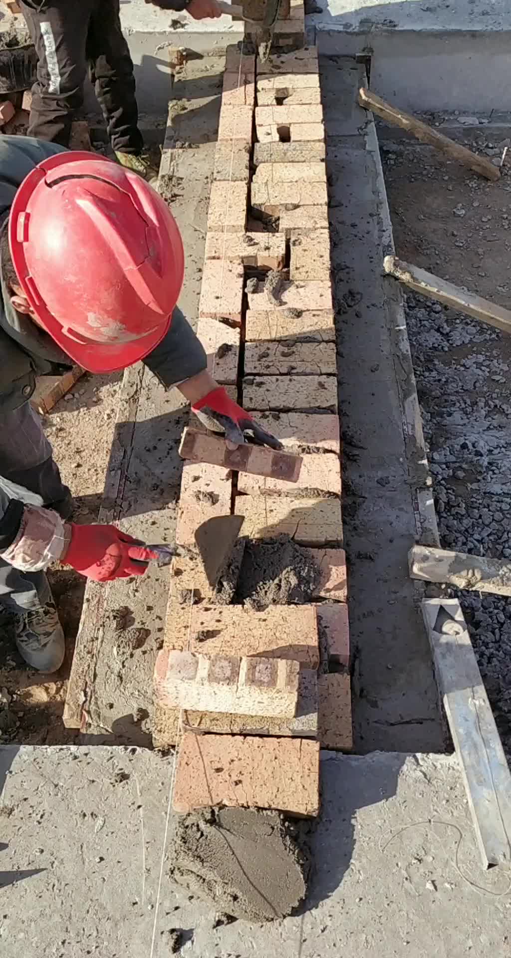 工地实拍泥瓦工做基础