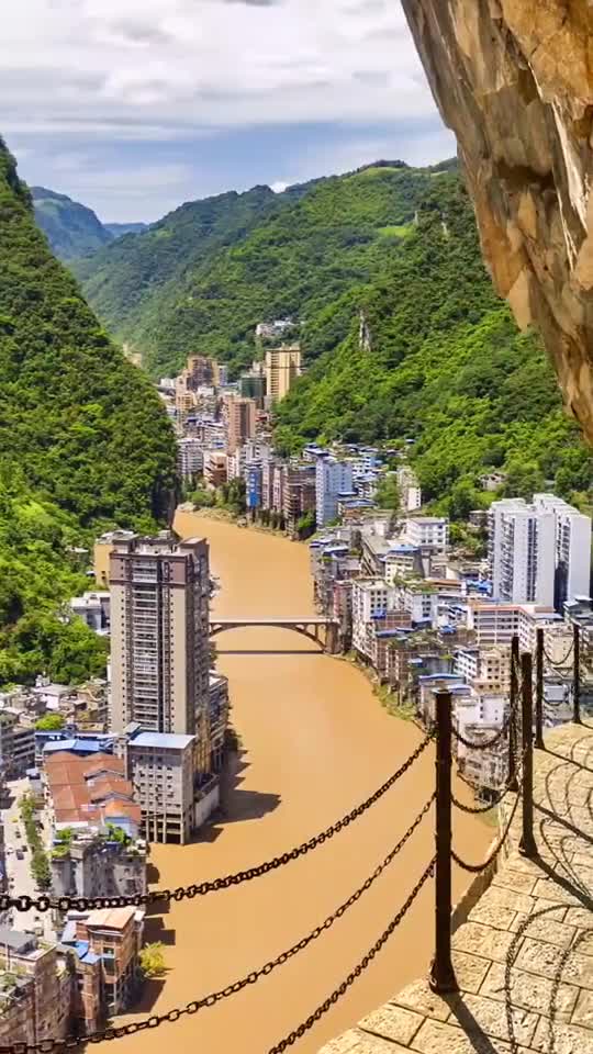 在云南四川交界的峡谷中有一个盐津县是世界最窄的城市建造在高山峡谷