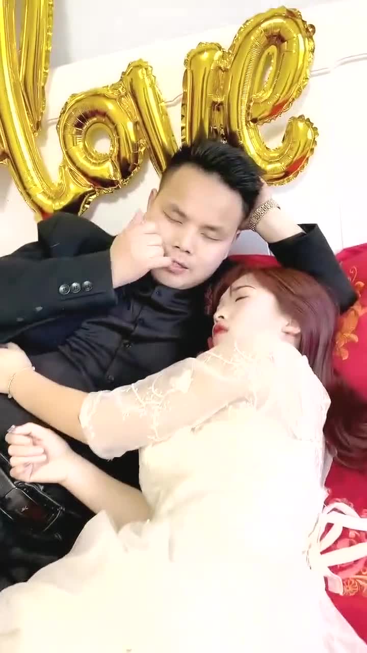 伴郎和伴娘睡在新床,喊都喊不醒,可把新娘急坏了!