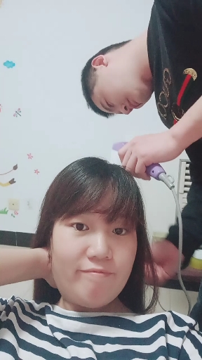 受伤回家第二天老公帮我洗头发干净干净