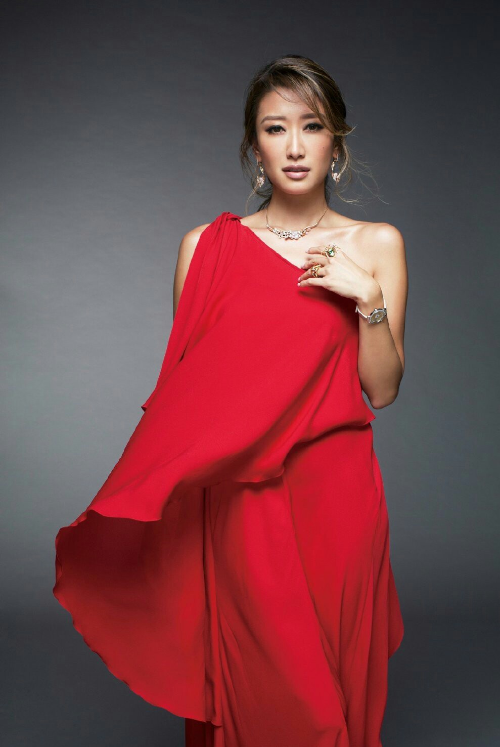 谢婷婷,谢霆锋的妹妹,亭亭玉立,妩媚动人,时尚装扮,魅力无限!