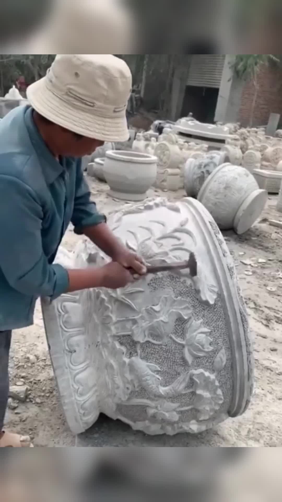 我要上热门#石头雕刻厂的一幕,面前这口大缸,这才是手艺人