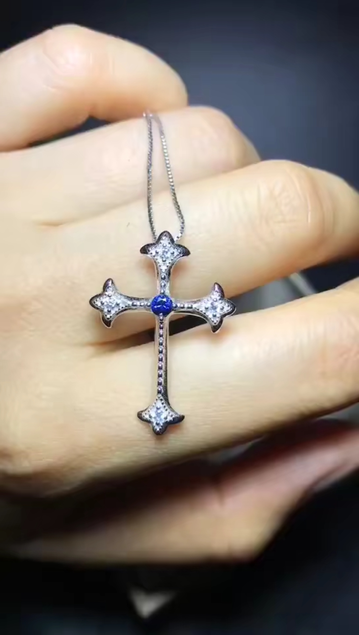 圣十字宝石吊坠,漂亮