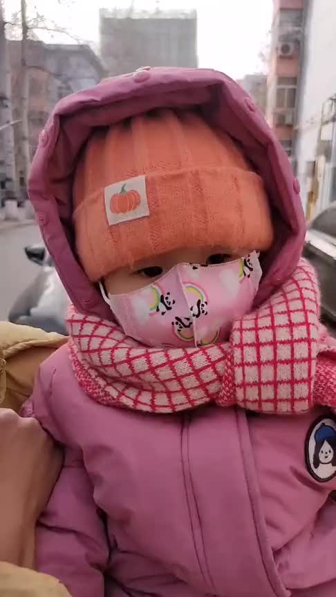 听说宝宝戴口罩都是张着嘴,揭开一看,搞笑了