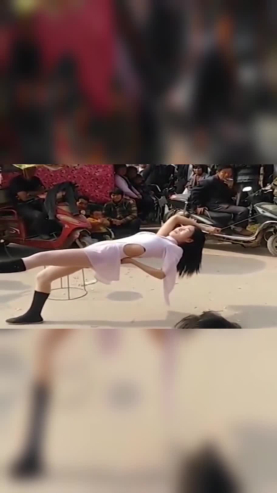 美女表演魔术,什么道具都没有,自己就悬空了!