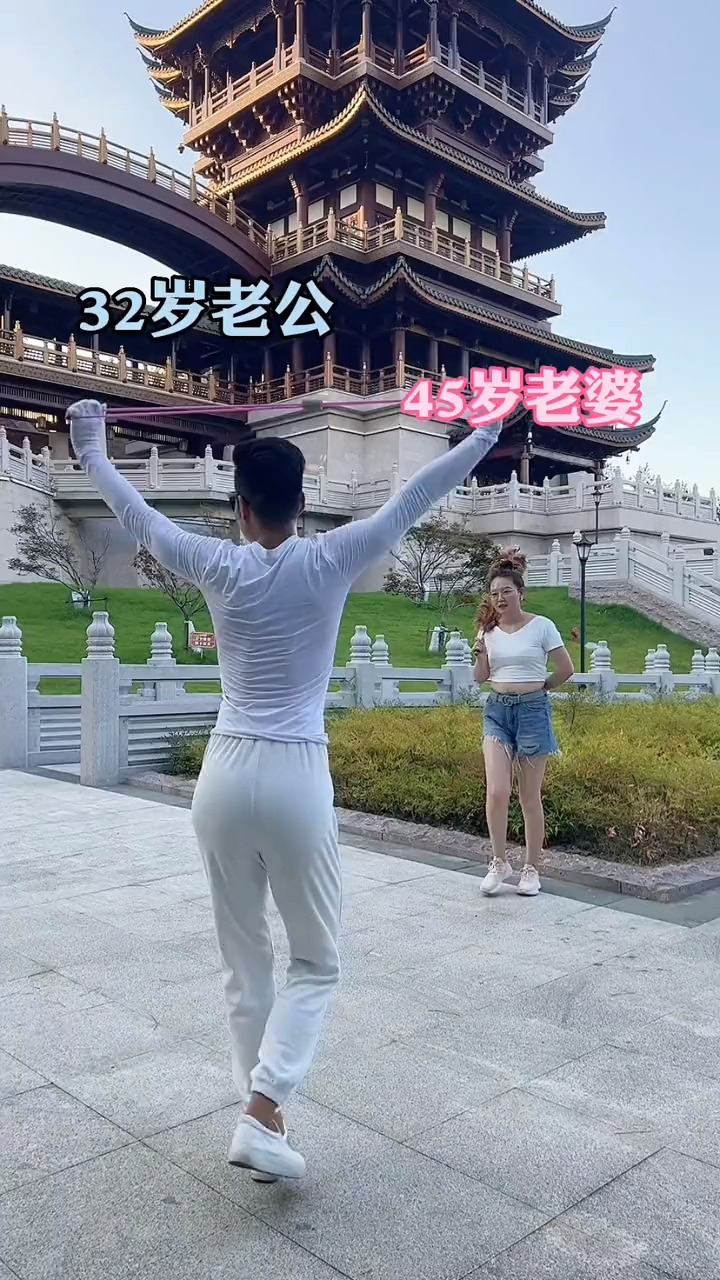 圆肩驼背#大老婆小老公每天一起锻炼,开间美背,缓解肩颈疲劳.-度小视