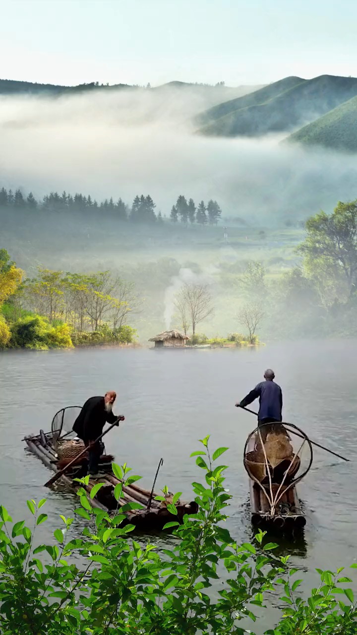 烟波江上一叶舟,宛若仙境画中游,寄情山水居世外,凡尘扰事不想愁,风景