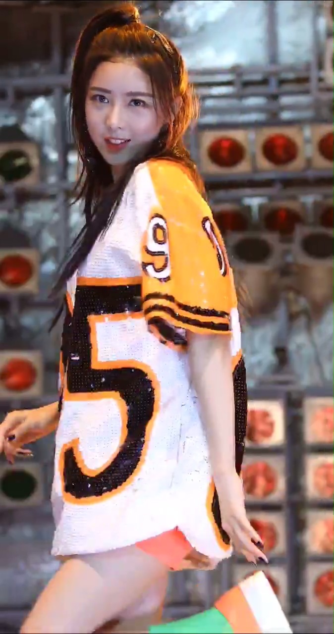 美女明星#超爱rania金瑟智这身打扮