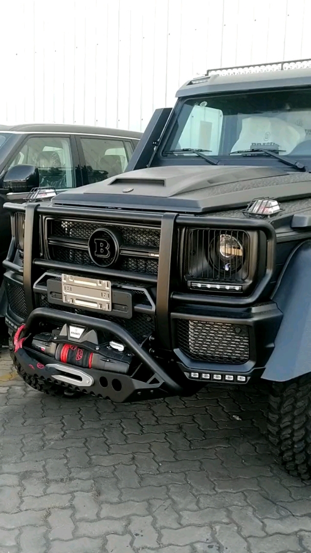 这车应该是大g呀!怎么车牌是一个b