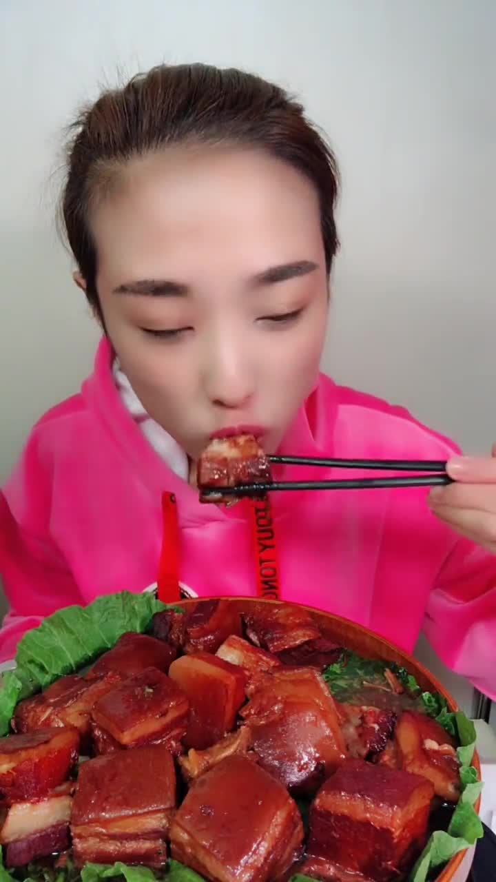吴小妮吃播,这次吃红烧肉,网友你怎么光吃不长肉,有啥秘诀吗