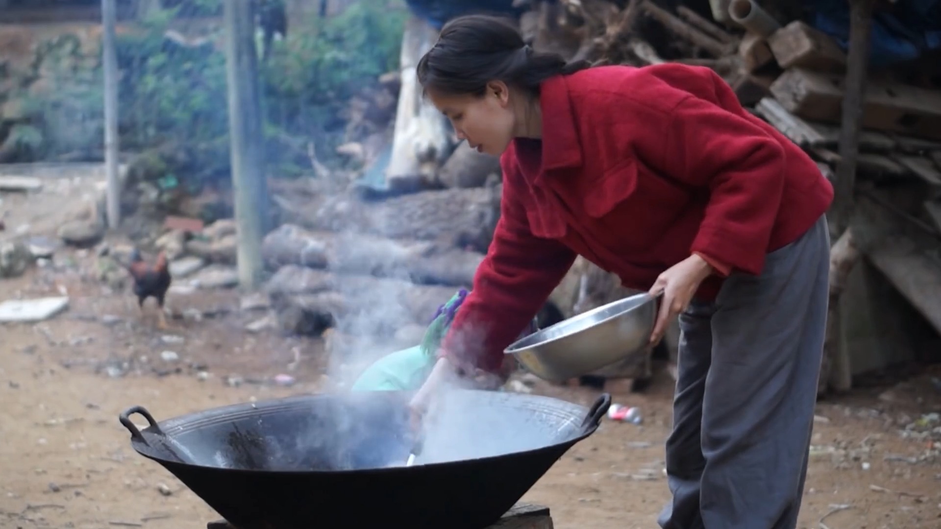 农村苗族勤快女孩,每天干农活做家务煮吃,因照顾小孩不外出打工