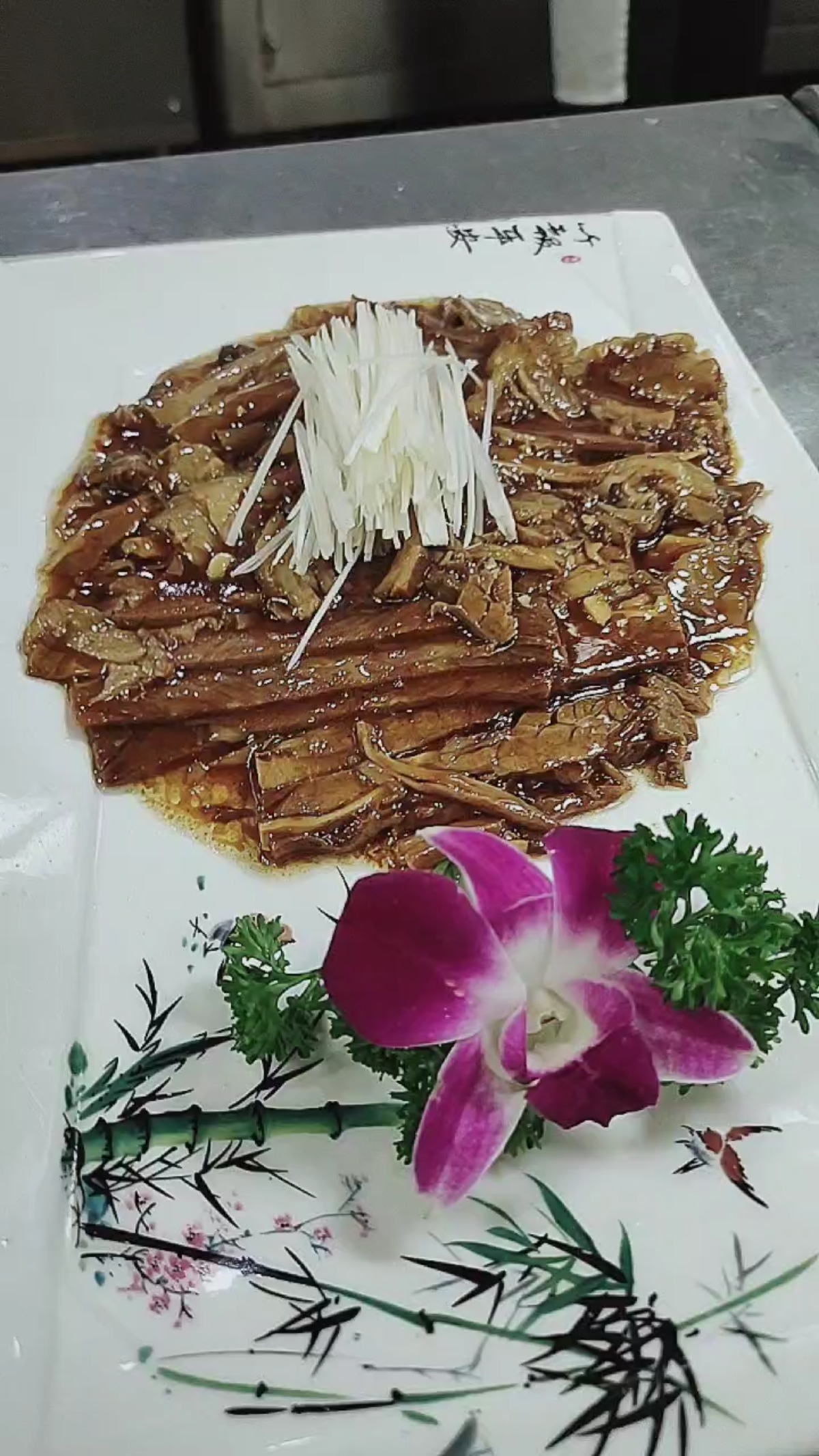 坚持就是胜利#新来厨师试菜扒肉条,一装盘都散了.