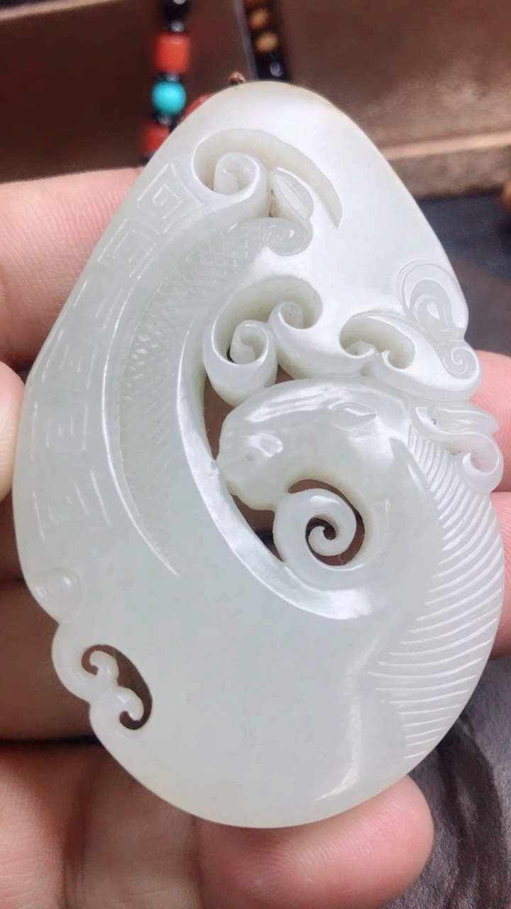 新疆和田玉籽料龙牌吊坠挂件