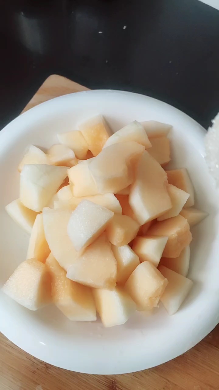 全民小助手《凉拌香瓜》有喜欢美食的,关注我,关注全民小视频.