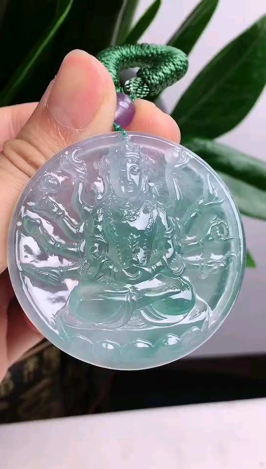 天然冰飘绿翡翠千手观音