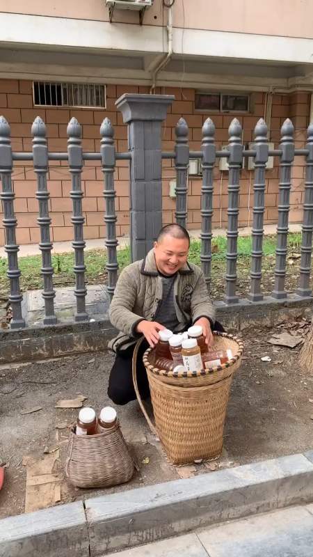 为了生活终究还是放下了面子这就是男人希望今天摆摊能有一个好的收获