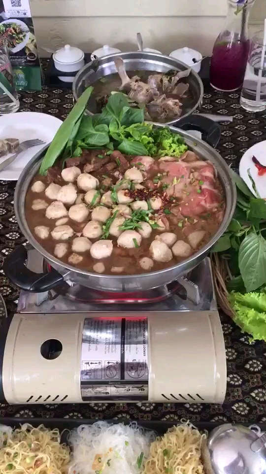 缅甸火锅内容很丰富