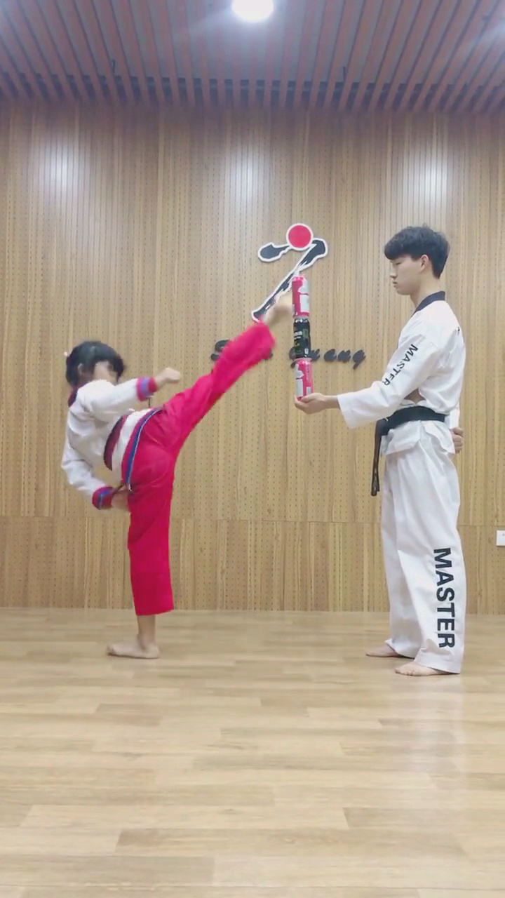 少广跆拳道#姑娘腿法不错,看懂的请举手