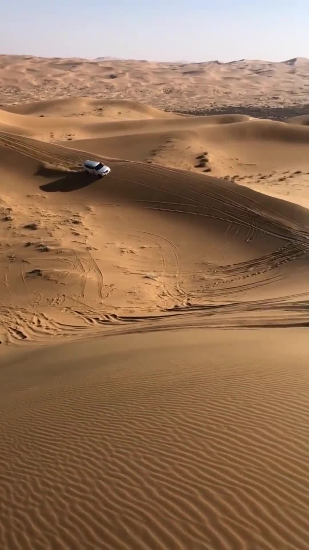 沙漠小王子沙漠冲沙,网友:途乐果然霸道!-度小视