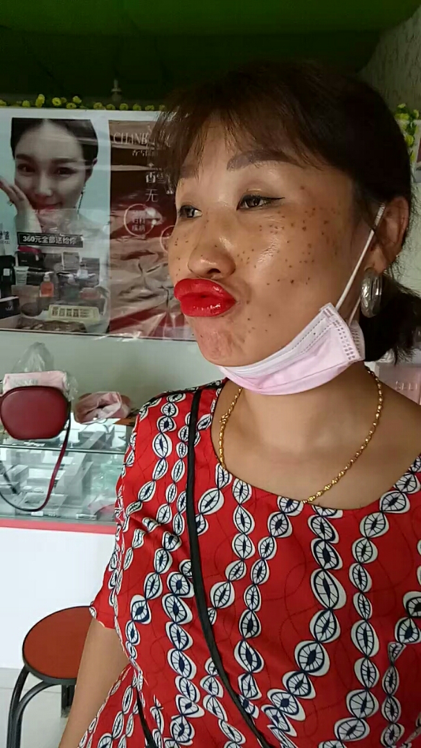 老铁们进来看看这性感的大嘴唇子火了