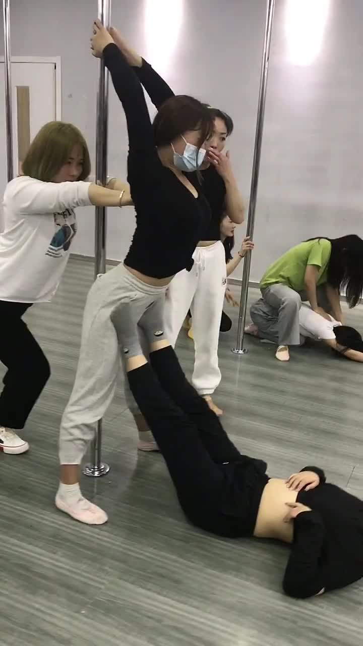 手把手教学体能课又是耗腰得一天这样的训练方式还怕自己形体不好吗