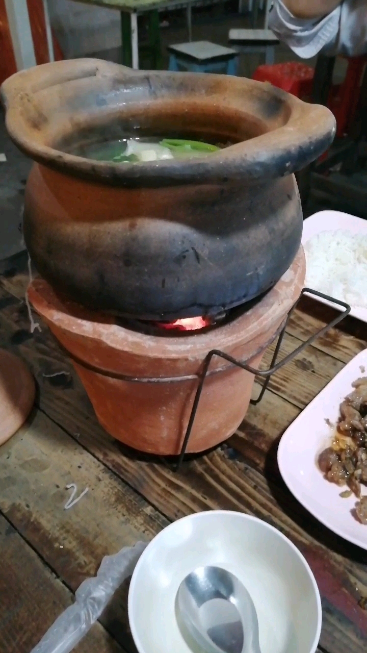 美食#泰国曼谷街头瓦罐火锅年代久远的瓦罐独特的味道还有不可思业哪