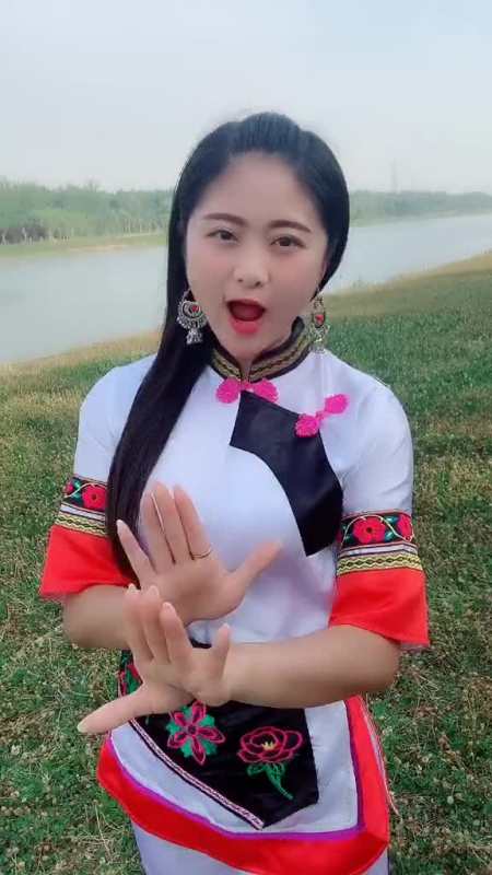 重庆的水,重庆的姑娘你说美不美,重庆的歌,重庆的舞,重庆的幺妹最靠谱