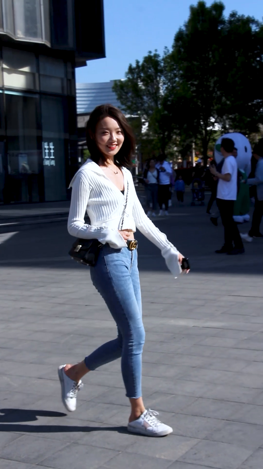 街拍 #时尚穿搭 #济南 #宽厚里 小姐姐走的好自信啊 很漂亮有木有