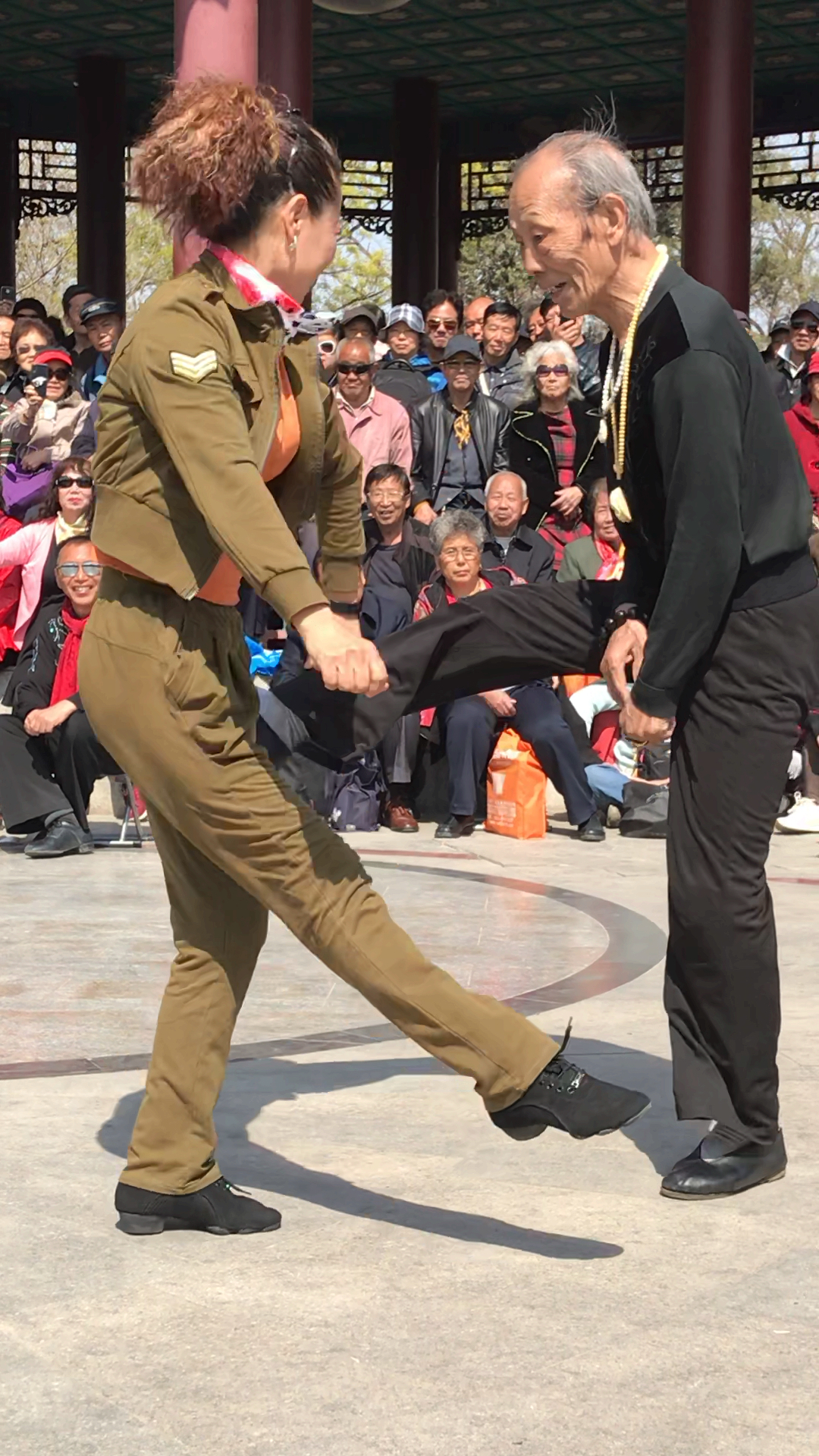 80岁网红张大爷还能这样跳舞