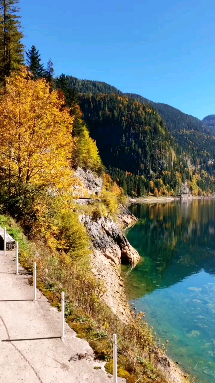 山倒碧水留倩影,游人醉返不知归.旅游胜景旅游去处