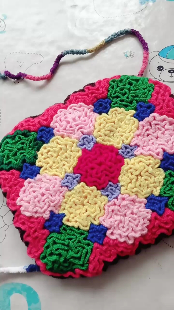 给儿子勾的小椅子垫完工喽!