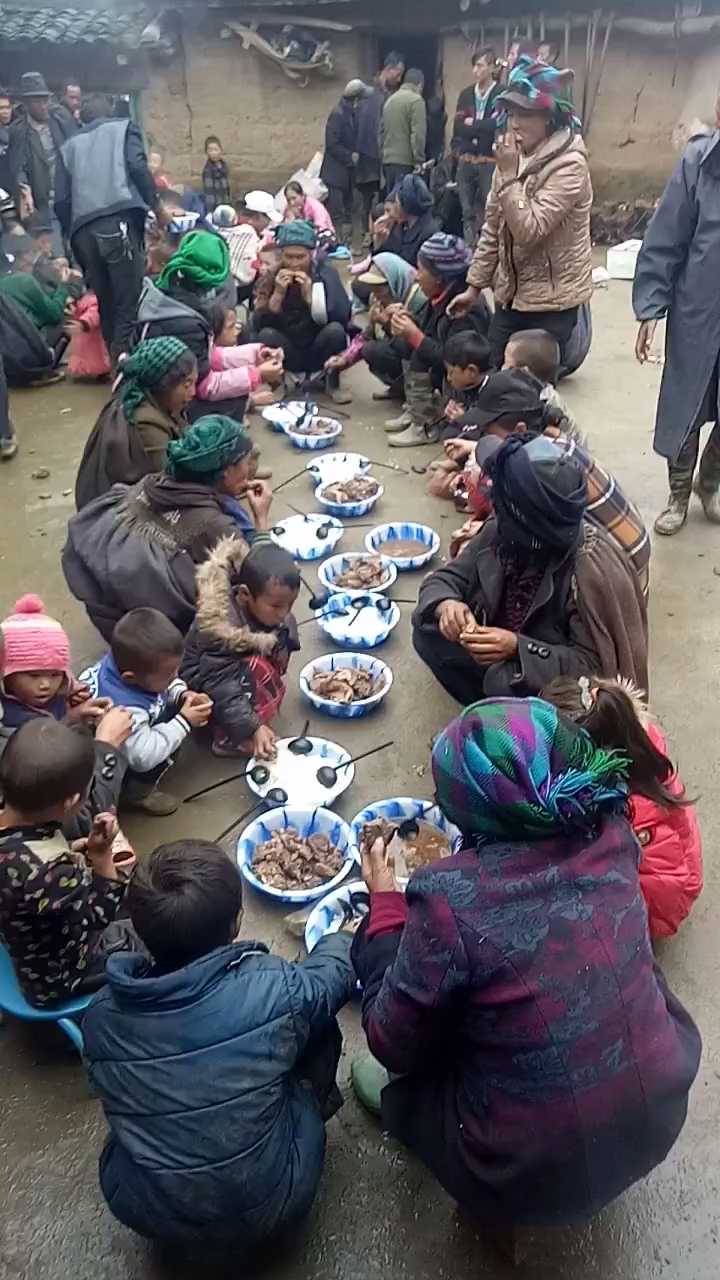 四川凉山彝族风俗,不用筷子蹲在地上吃饭