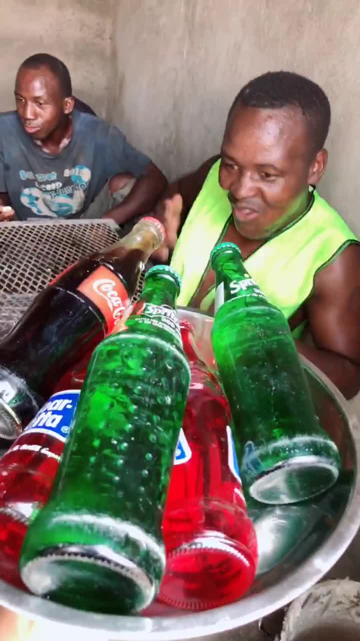 最近非洲天气太热了,给非洲兄弟们买了一些冰镇饮料解解暑希望能给