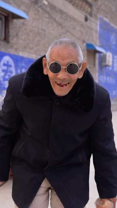 狭路相逢勇者胜,机智大爷一招制敌!-全民小视频