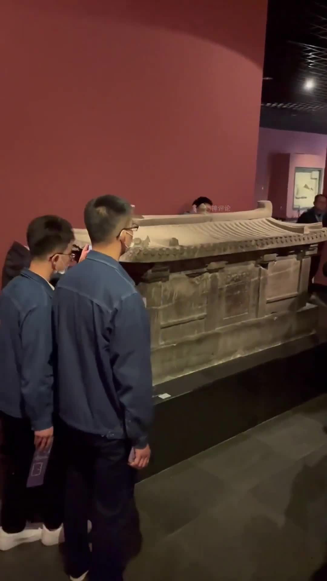 距今千年的石棺,因棺椁刻有者即死才幸免被盗,专家冒险打开惊!