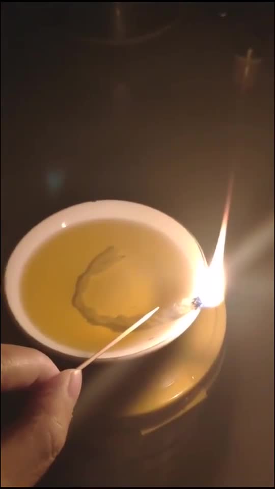 家里的应急光,一碟菜油,一根棉灯芯,等待光明