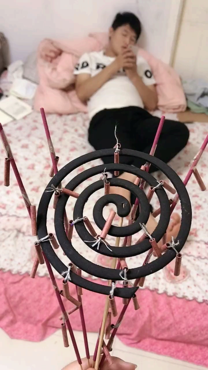 用炮仗做闹钟,还怕你不醒吗?哈哈哈