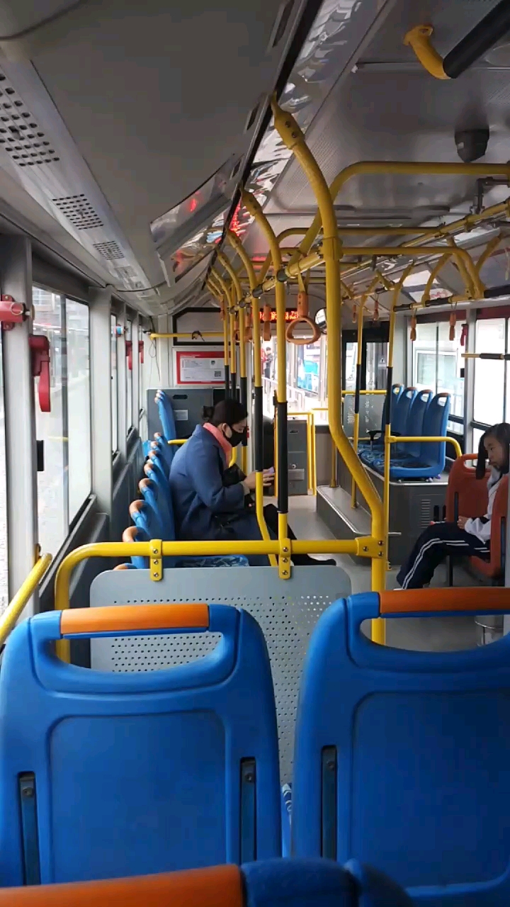 坐公交车上班