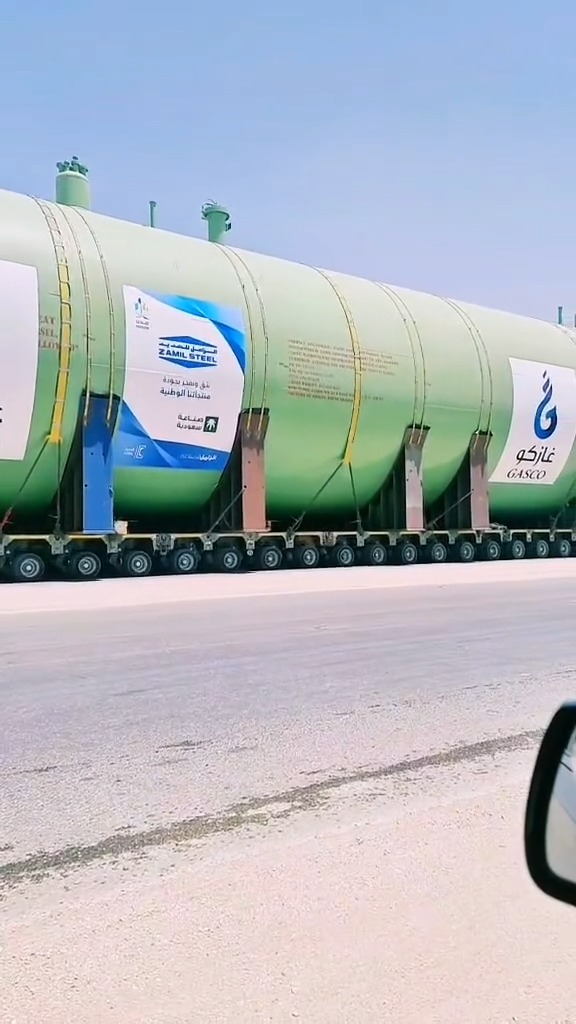 世界最大单体油罐一次能拉十几万吨石油五百个轮胎受重沙特石油大亨的