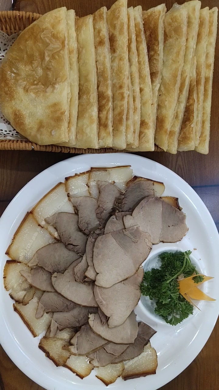 沈阳特色熏肉大饼非常好吃!