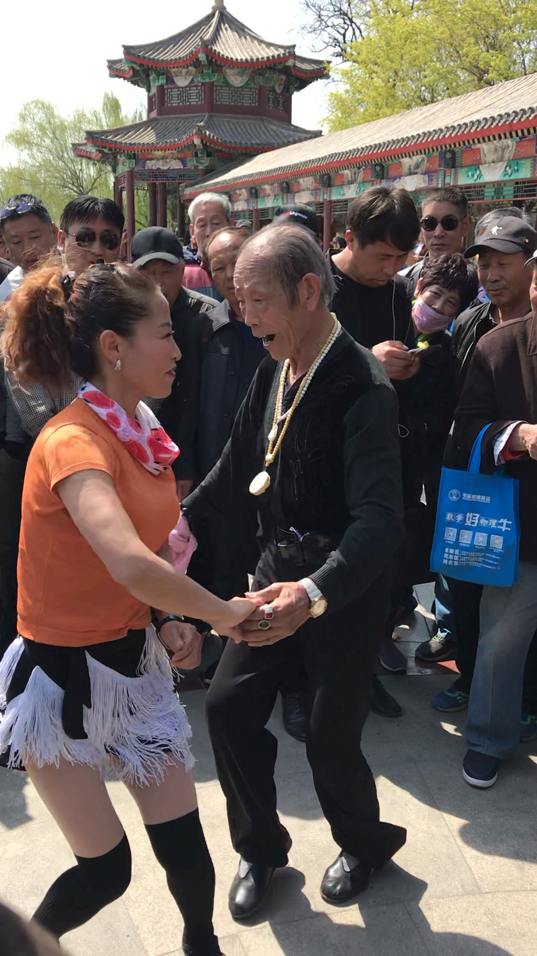 80岁网红张大爷和安静老师共舞