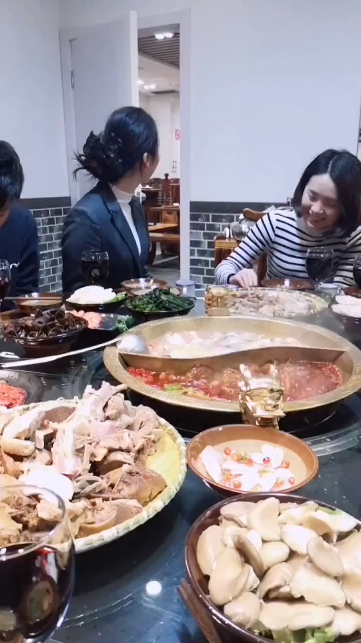 请姐妹吃饭把自家菜都带来了?